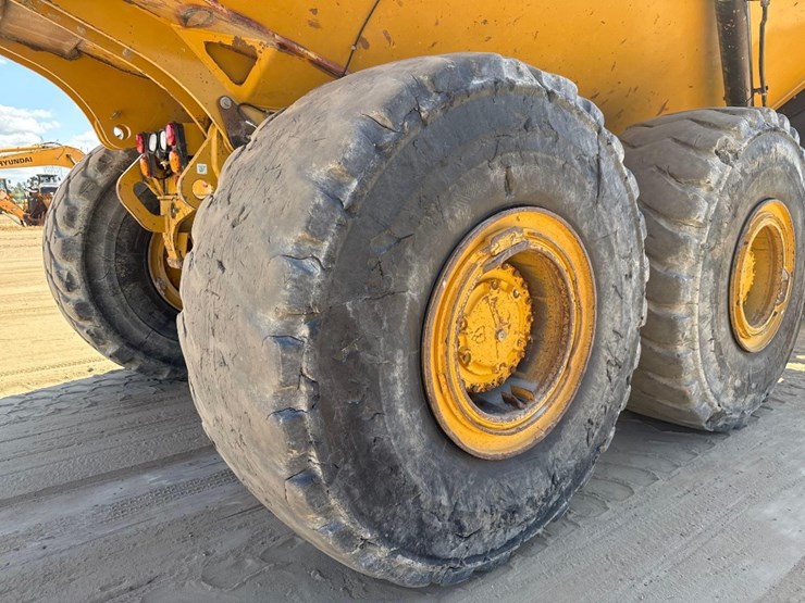 2019-caterpillar-745-image-14