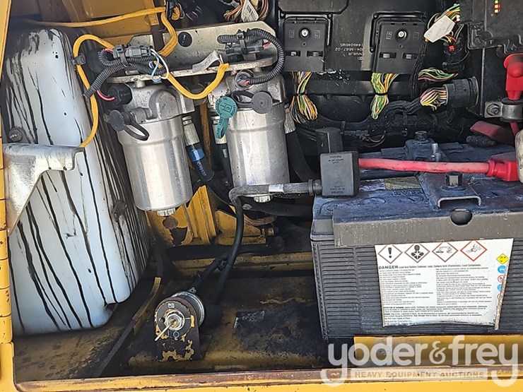 2014-caterpillar-d6k2-lgp-image-22