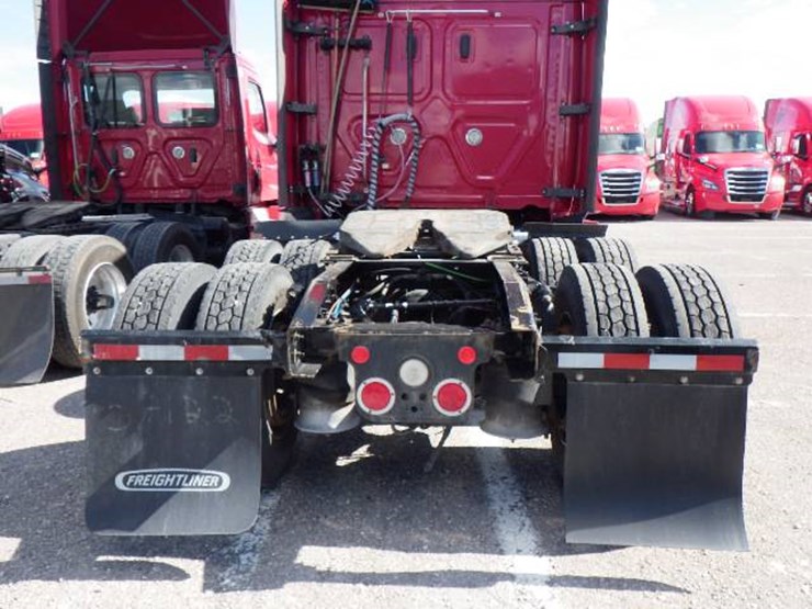 2019-freightliner-cascadia-126-image-6