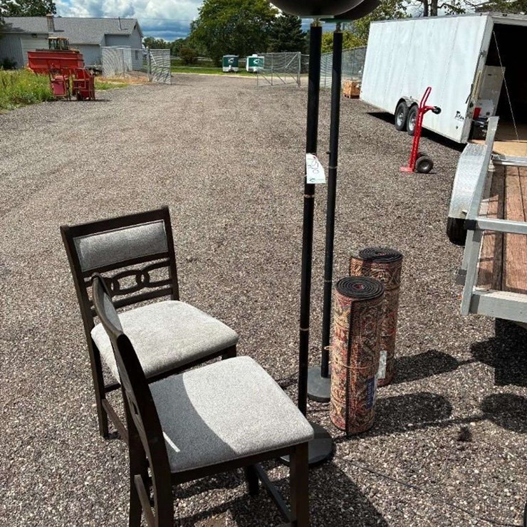 (2) Bar stools, (2) lamps, & (2) rugs