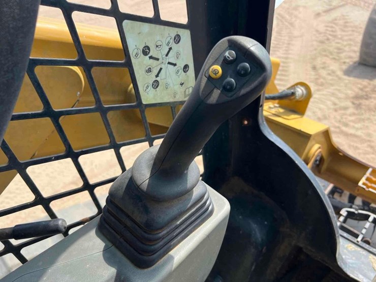 2021-caterpillar-279d3-image-30