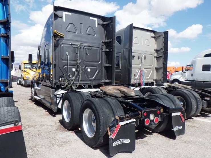 2021-freightliner-cascadia-126-image-14