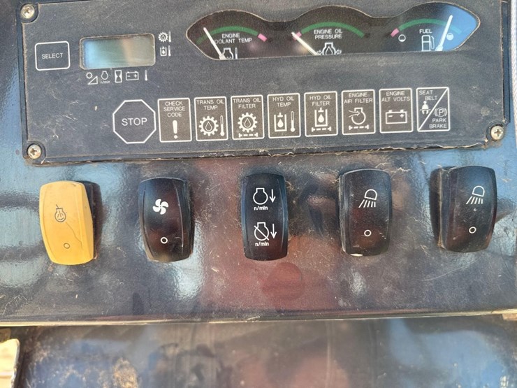 2007-deere-700j-xlt-image-32