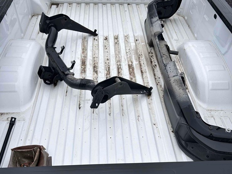 chevy-silverado-white-truck-bed-image-6