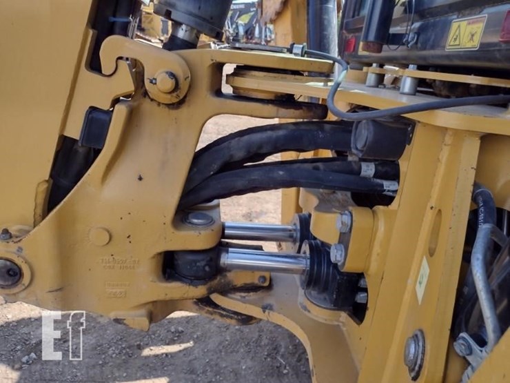 2015-caterpillar-420f-image-37