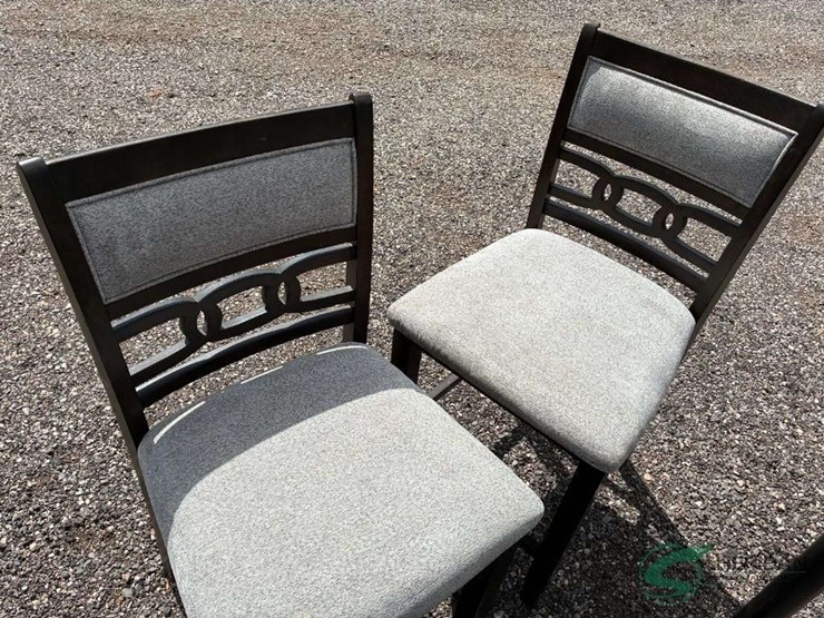(2)-bar-stools,-(2)-lamps,-&-(2)-rugs-image-2