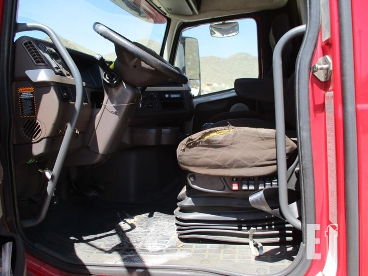 2015-volvo-vnl64300-image-8