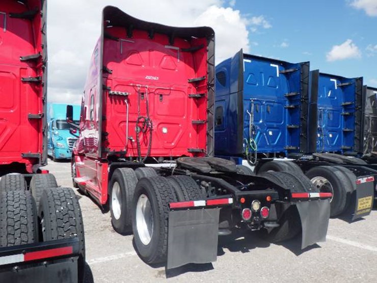 2021-freightliner-cascadia-126-image-10