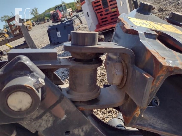 22-bobcat-log-grapple-image-8