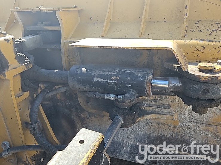 2014-caterpillar-d6k2-lgp-image-28