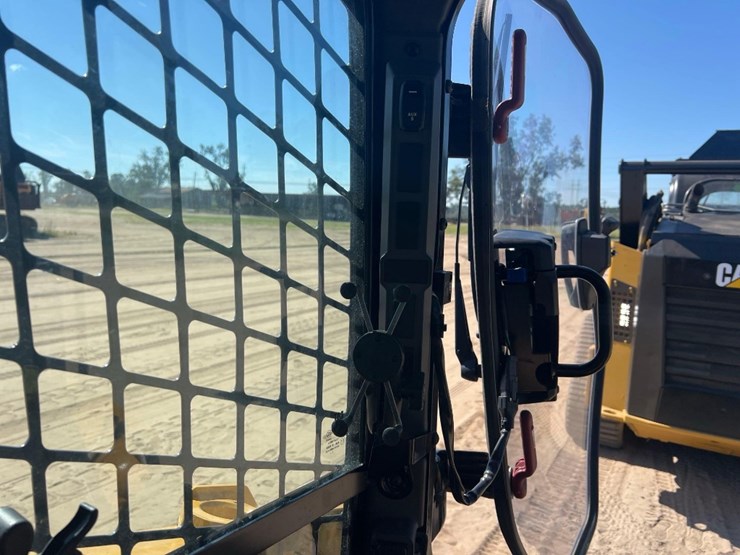 2024-caterpillar-255-skid-steer-image-31