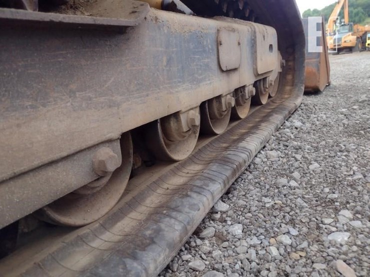 2015-deere-329e-image-31