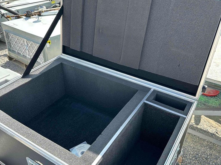 (3)-heavy-duty-equipment-case-35-1/2-l-x24-w-x-20-h-image-2