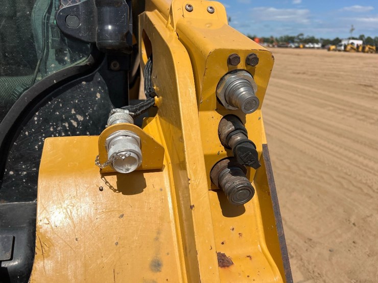 2020-caterpillar-259d3-image-11