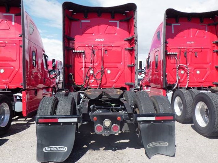 2021-freightliner-cascadia-126-image-8