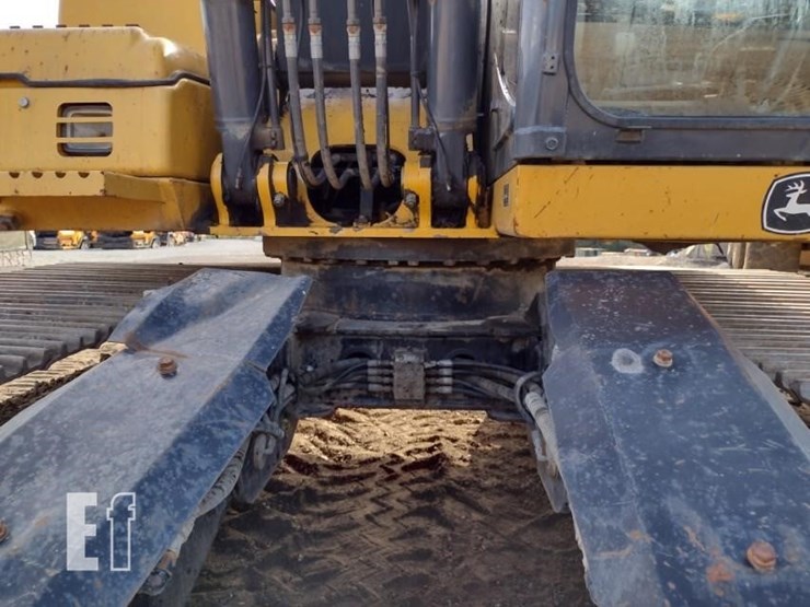 2010-deere-120d-image-22
