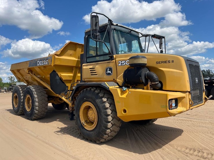 2014-deere-250d-image-6