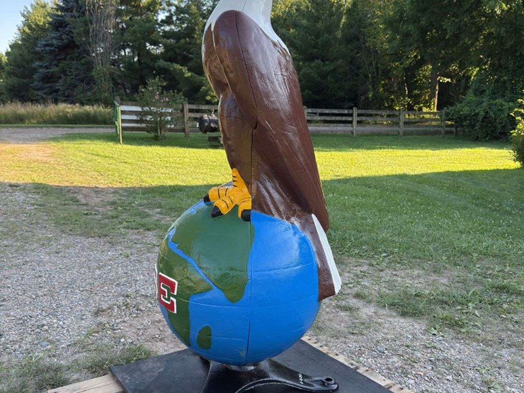 case-eagle-statue-image-3
