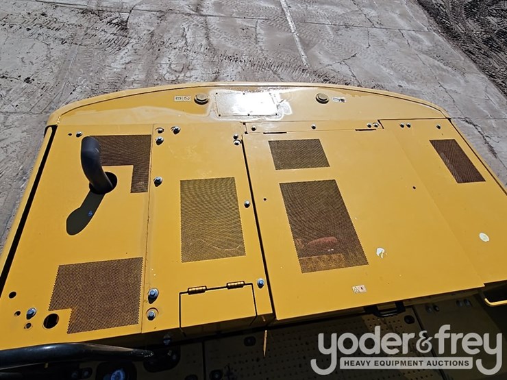 2019-caterpillar-320-image-18