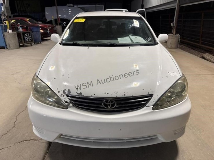 2005-toyota-camry-sdn-image-3