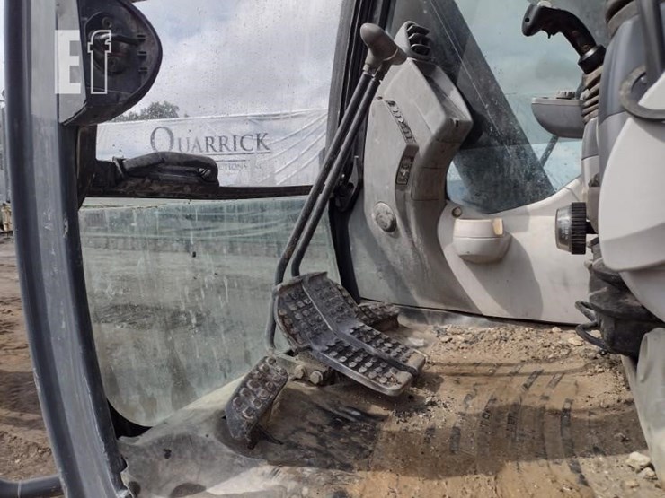 2021-deere-250g-lc-image-11