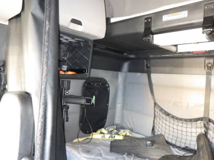 2021-freightliner-cascadia-126-image-18
