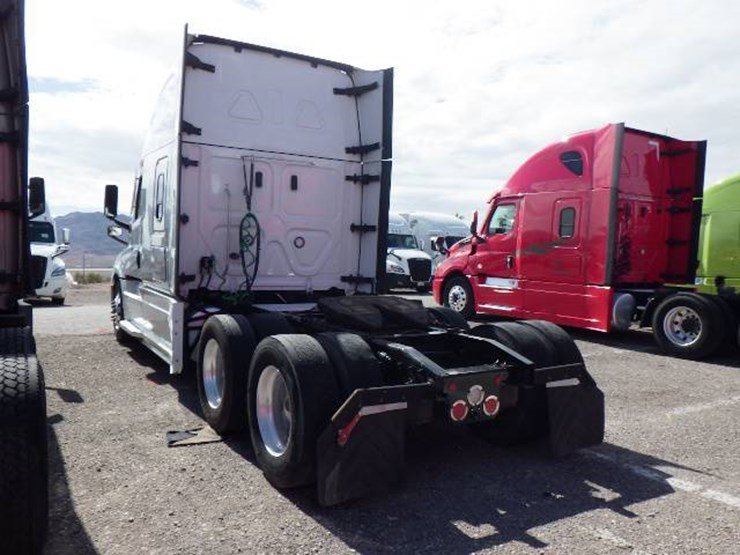 2022-freightliner-cascadia-126-image-7