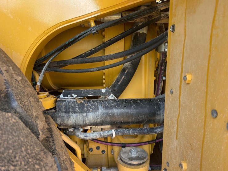2022-caterpillar-980-image-21