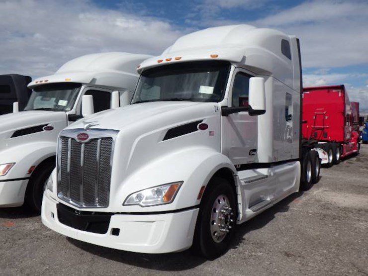 2023-peterbilt-579-image-1