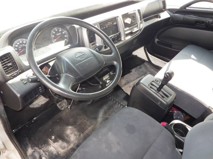 2015-hino-268a-image-16