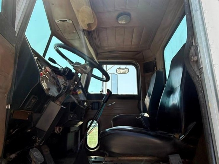 1990-peterbilt-357-image-16