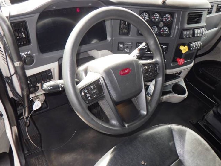 2023-peterbilt-579-image-10