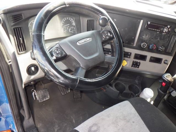 2020-freightliner-cascadia-126-image-13