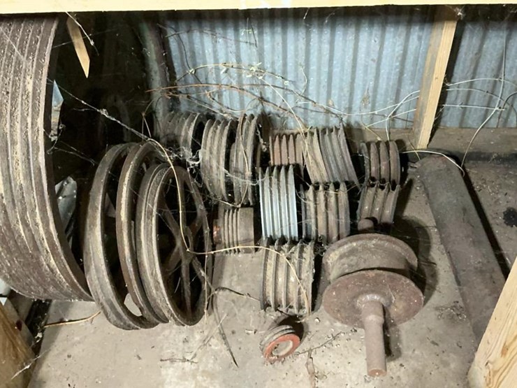 #153-•-sprockets,-cylinders,-and-assorted-parts-image-18