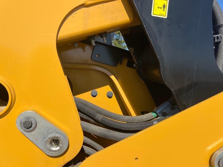 2024-caterpillar-255-skid-steer-image-11