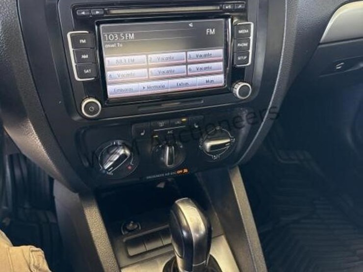 2013-volkswagen-jetta-sdn-image-17