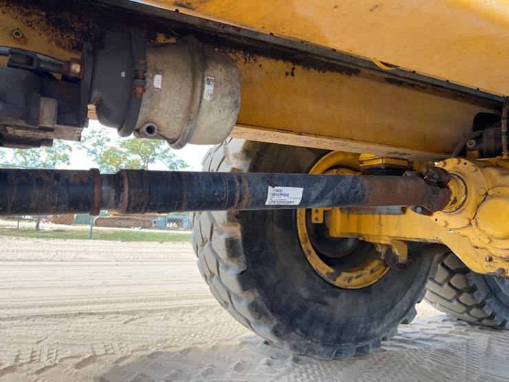 2014-deere-250d-image-17