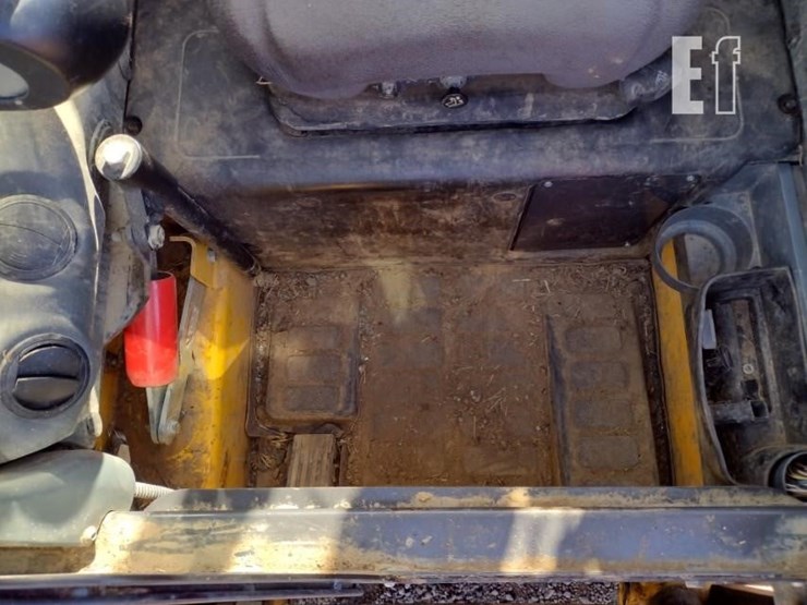 2015-new-holland-c232-image-14