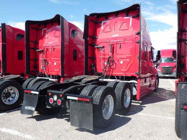 2021-freightliner-cascadia-126-image-7