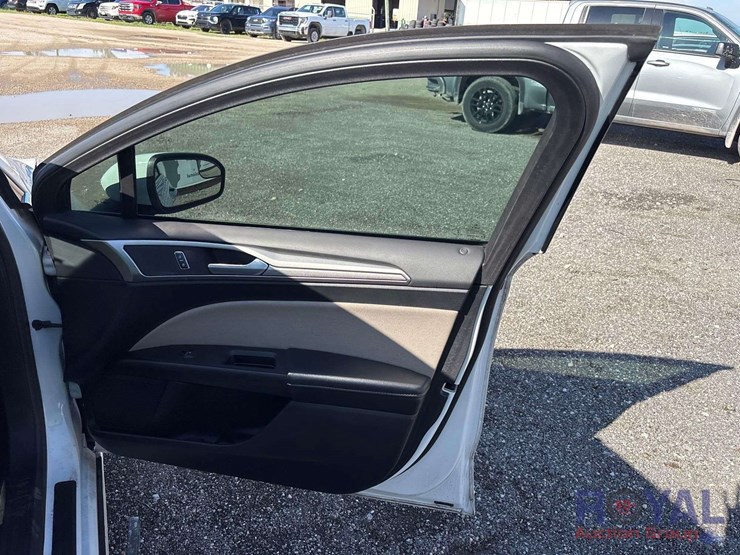2017-ford-fusion-hybrid-sedan-image-21