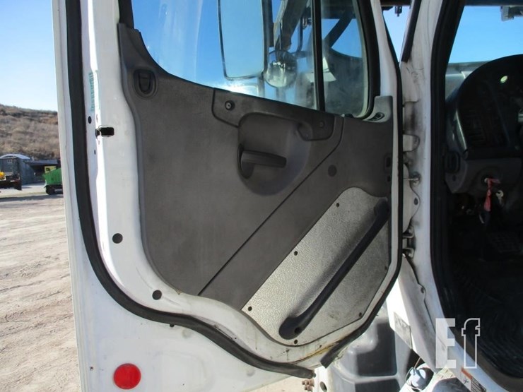 2016-freightliner-114sd-image-13