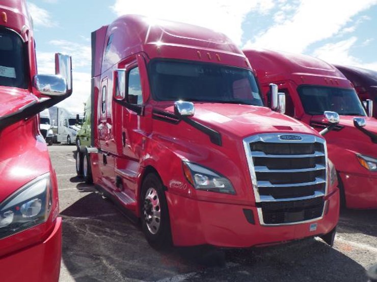 2021-freightliner-cascadia-126-image-2