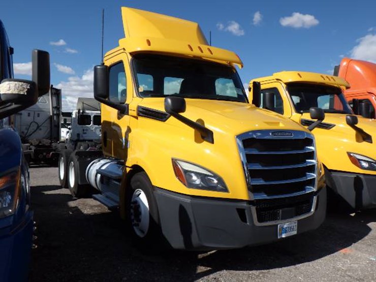 2019-freightliner-cascadia-126-image-3