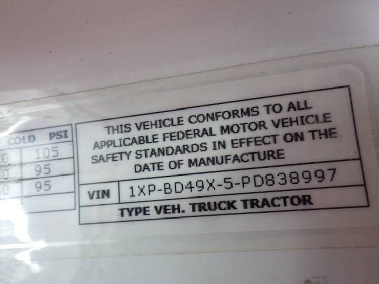 2023-peterbilt-579-image-11