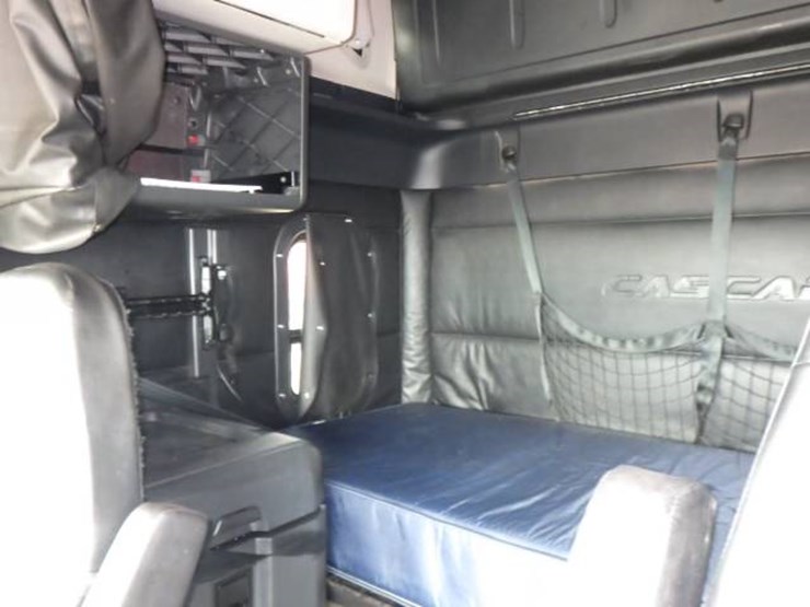 2023-freightliner-cascadia-126-image-14
