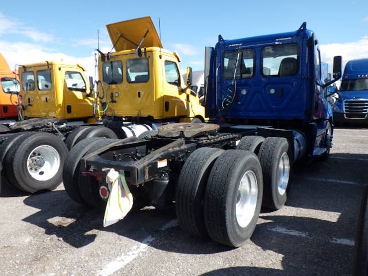 2019-freightliner-cascadia-126-image-4