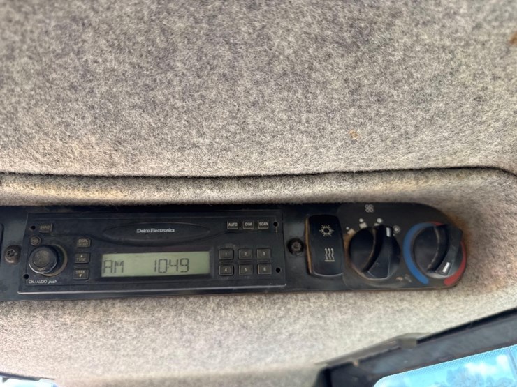2007-deere-700j-xlt-image-31