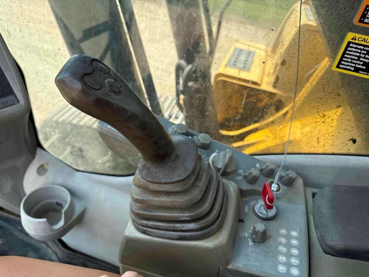2015-deere-250g-lc-image-36