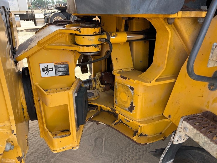 2014-deere-250d-image-24