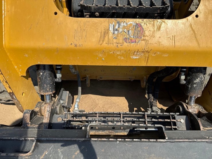2023-caterpillar-259d3-image-21